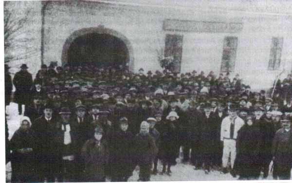 Учасники установчих зборів товариства "Просвіта" перед будинком Ужанського комітату в Ужгороді 9 травня 1920 р.