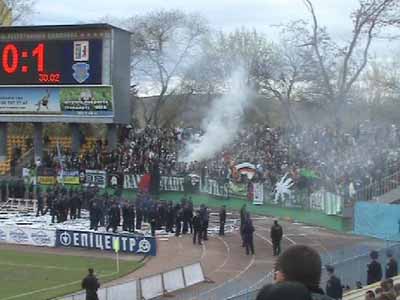 За дебош фанатів на стадіоні в Ужгороді львівські "Карпати" оштрафували на 25 тис. грн. і зобов'язали компенсувати збитки
