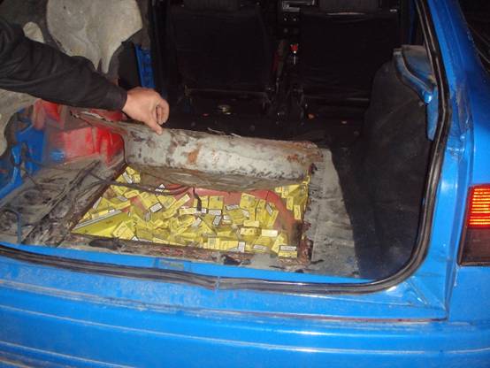 Закарпаття: румун перевозив контрабандні сигарети у подвійному днищі свого авто (ФОТО)