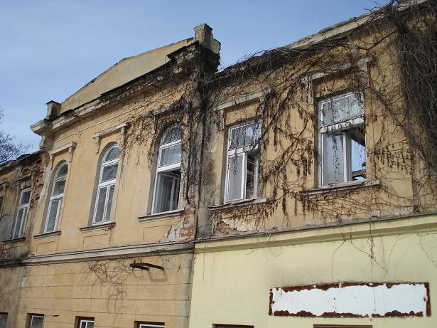 На пл. Театральній в Ужгороді незаконно знищили старовинну будівлю