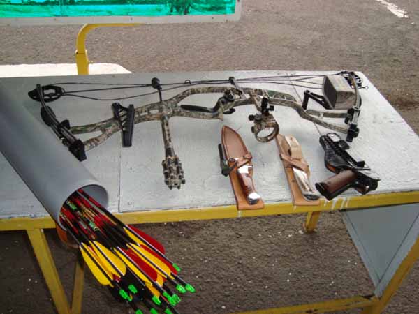 Ужгородські митники виявили у чеха пістолет, ножі, лук і стріли (ФОТО)