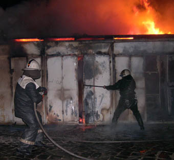 Підприємці "Зеленого" ринку в Ужгороді вважають, що вчорашня пожежа - справа рук мерії