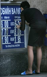 Нацбанк підвищив курс гривні до євро на 12 копійок, а до долара знизив - майже на три