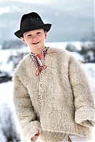 Гуні, традиційний карпатський зимовий одяг, користується попитом серед молоді