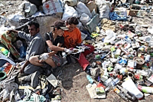 На сміттєзвалищі в Ужгороді знайшли роботу і притулок десятки людей