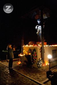 У День пам’яті померлих ужгородська Кальварія мерехтіла вогнями свічок (ФОТО)