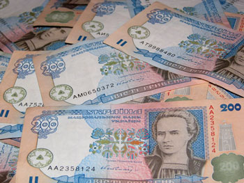 На міжбанку України спостерігається тиск на національну валюту