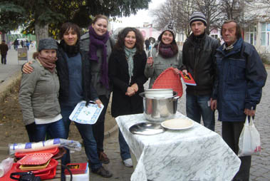 Волонтери з Угорщини частували берегівців на вулиці бутербродами (ФОТО)