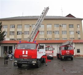 Закарпатські пожежники отримали два КамАЗи з драбинами до 9-го поверху (ФОТО)