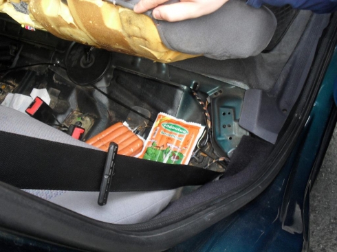 На Закарпатті в українця вилучили джип за 3 ящики контрабандних сигарет