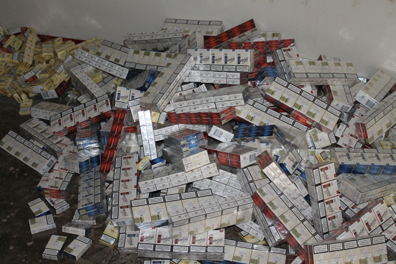 Чопські митники виявили в тайниках рефрижератора 43 ящики сигарет (ФОТО)