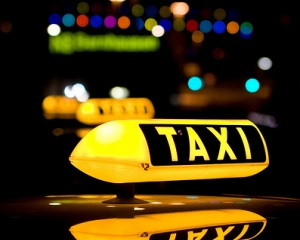 В Ужгороді п’яний таксист безперешкодно возить пасажирів (ВІДЕО)
