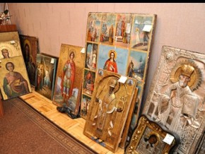 40 ікон, конфіскованих торік у грека на Буковині, віддали церквам Закарпаття