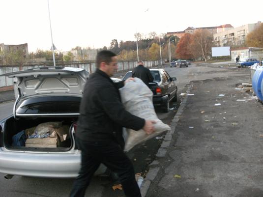 В Ужгороді камери відеоспостереження зафіксували "сміттєвих" порушників (ФОТО)