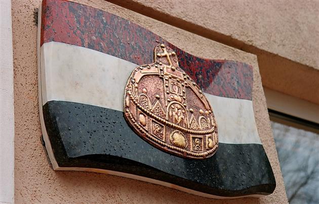До 5-річчя консульства Угорщини у Берегові на ньому з’явилася корона Святого Іштвана (ФОТО)