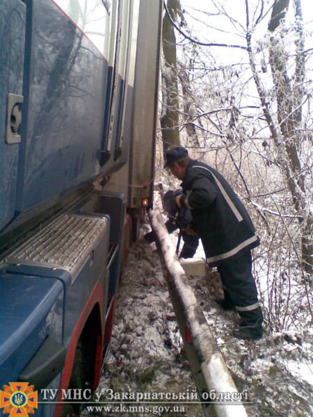 Через ожеледицю на трасі Київ - Чоп вантажівка ледь не перекинулася у кювет (ФОТО)