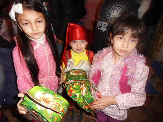 В Ужгороді провели новорічне свято для ромських дітей (ФОТО)