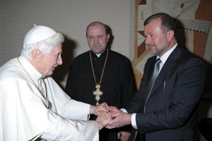 Балога на особистій аудієнції подарував Папі Бенедикту XVI рідкісне Євангеліє (ФОТО)