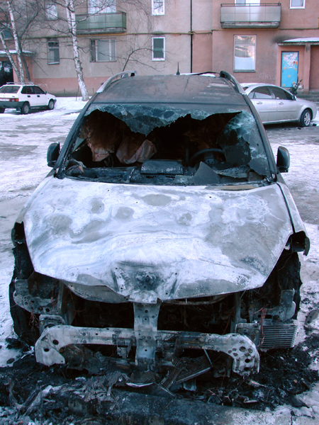 В Ужгороді спалили машину екс-депутата і екс-керівника філармонії (ФОТО)