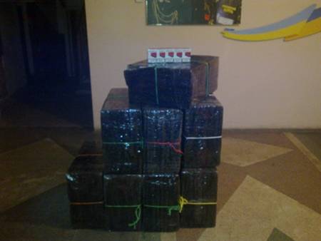 Мукачівські прикордонники виявили вісім ящиків "нічийних" сигарет (ФОТО)