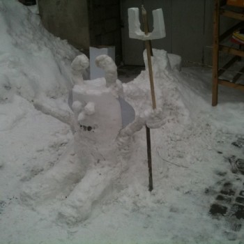 На ринку в Ужгороді підприємці створюють снігові скульптури (ФОТО)