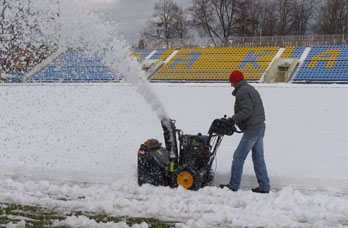 На шуфричівському стадіоні «Авангард» очищають газон від снігу (ФОТО)