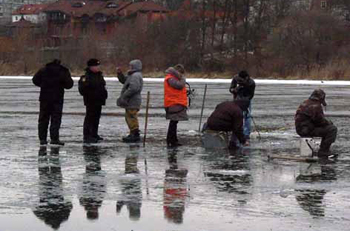На Чорних озерах в Ужгороді троє рибалок провалилися під лід