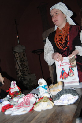 У закарпатському замку Сент-Міклош на 8 Березня робили ляльки-мотанки (ФОТО)