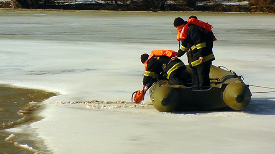 Сьогодні  в Ужгороді МНСники ліквідували льодовий затор на Ужі (ФОТО)