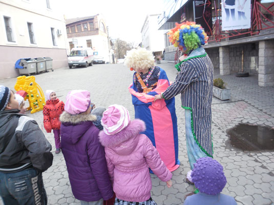 1 квітня ужгородських дітей розважали клоуни (ФОТО)