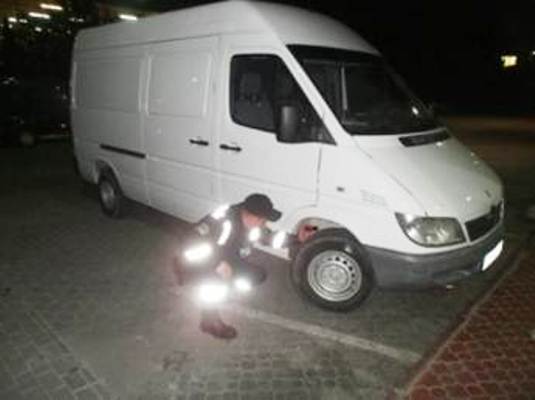 Чопські прикордонники вилучили мікроавтобус з недійсними документами
