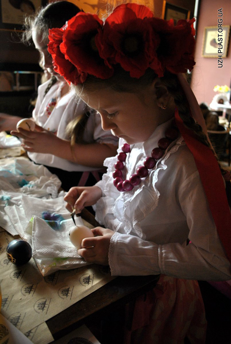 Ужгородські пластуни провели майстер-класи з малювання писанок (ФОТО)