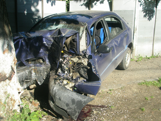 В Ужгороді водій загинув, врізавшись на Daewoo в дерево (ФОТО)