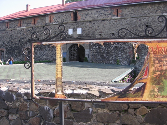Біля Ужгородського замку невідомий підпалив терасу (ФОТО)