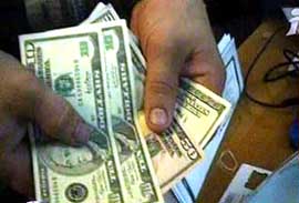 У Мукачеві невідомий розрахувався за 2 «мобілки» фальшивими доларами