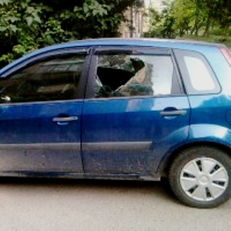 В Ужгороді хулігани повибивали вікна у припаркованих машинах (ФОТО)
