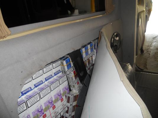 На Закарпатті в обшивці мікроавтобуса знайдено 800 пачок контрабандних сигарет (ФОТО)
