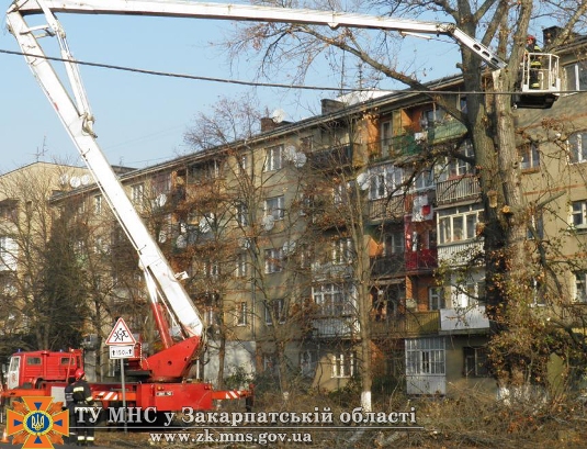 В Ужгороді рятувальники визволяли з квартири 2-річну дитину (ФОТО)