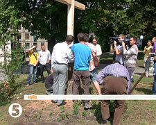 На місці знищеного Femen хреста з Закарпаття встановили тимчасовий (ВІДЕО)