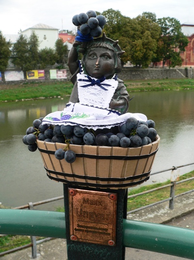 Статуя Свободки в Ужгороді одяглась у «виноградні шати»