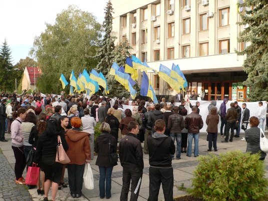 На мітингу проти влади Ужгорода були люди під прапорами "регіоналів", які "протестували проти мітингу" (ФОТО)