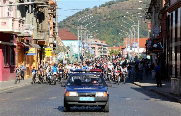 Сьогодні жителі Мукачева разом з мером пересіли на велосипеди (ФОТО)