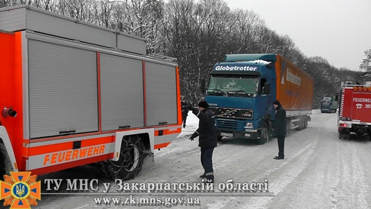 На Закарпатті рятувальники відбуксирували 6 вантажівок (ФОТО)