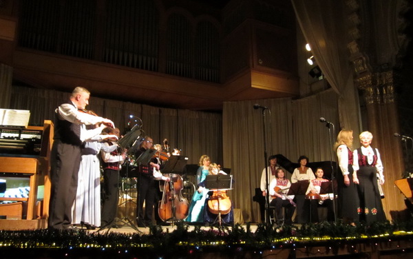 Закарпатська обласна філармонія привітала краян концертами (ФОТО)
