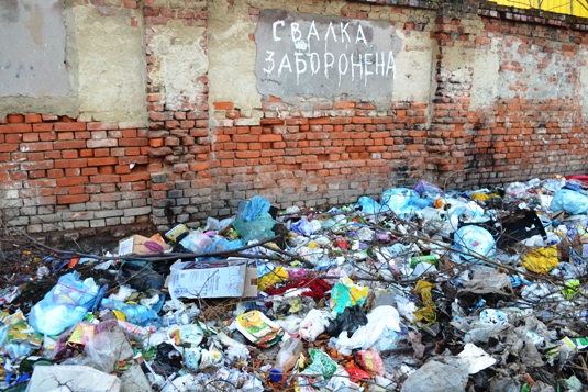 ФОТОФАКТ. У центрі Ужгорода – стихійне сміттєзвалище 