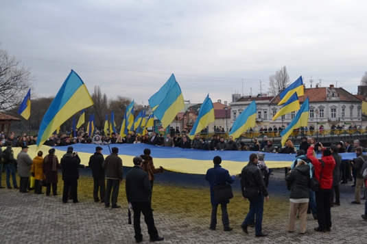 В Ужгороді розгорнули найбільший прапор в області і утворили "ланцюг єднання" (ФОТО)