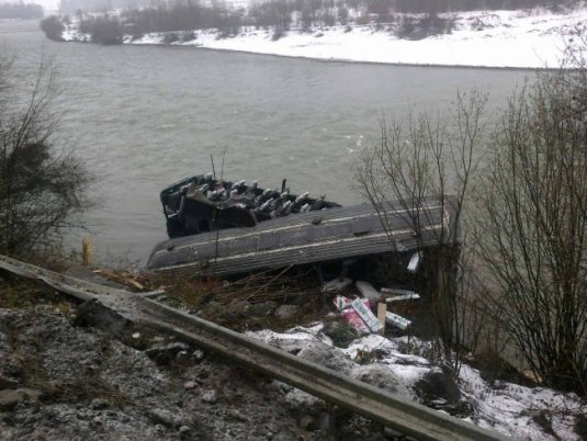 ВІДЕО з місця падіння автобуса в річку Ріку на Закарпатті