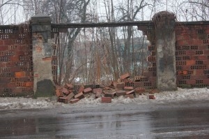 В Ужгороді невідомі понищили огорожу стадіону "Авангард"