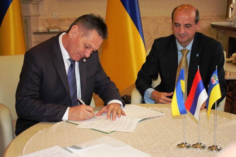 Закарпаття підписало угоду про співпрацю з сербською Воєводиною, а Ващук вже втілює курс ПР на "русинізацію" Закарпаття