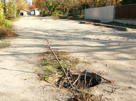 Розпорядження Погорєлова не виконано: каналізаційні колодязі в Ужгороді залишаються відкритими (ФОТО)